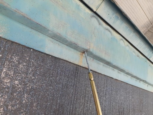 鴻巣市　屋根塗装　雨押え補修　釘からビスへ打ち直し