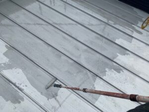 伊奈町　ガルバリウム鋼板屋根の下塗り