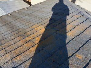さいたま市浦和区　スレート屋根の塗膜褪色、コケの発生