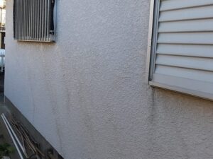 さいたま市岩槻区　モルタル外壁の汚れ