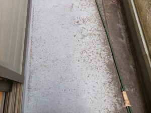 上尾市　ベランダ床　防水塗膜の劣化