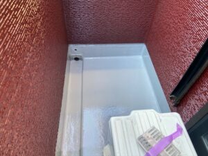 蓮田市　ベランダ防水塗装　ウレアックス塗布1回目　エアコン室外機下