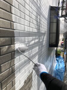 さいたま市岩槻区にて外壁塗装の下塗り作業中
