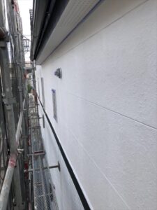 11さいたま市岩槻区にて外壁の下塗り後の写真