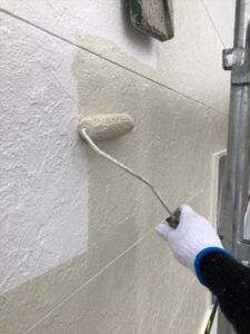 さいたま市岩槻区にて外壁塗装の中塗り作業中