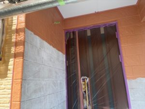 川越市にて外壁塗装の塗り分け塗装中