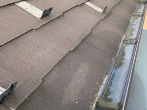 川越市にて屋根の診断、塗膜の退色とコケの発生