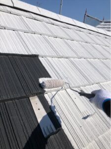 さいたま市岩槻区にて屋根塗装の下塗り作業中