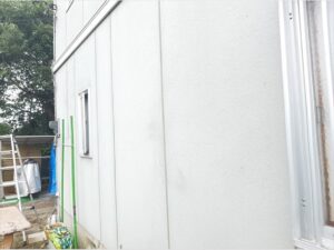 蓮田市にて現場調査で外壁の汚れと塗膜退色