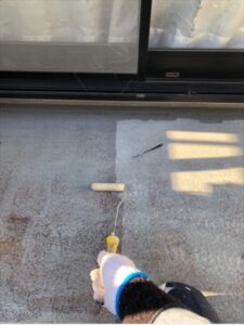 さいたま市岩槻区にてベランダ床面のプライマー塗布作業中
