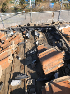 岩槻区にて屋根瓦の撤去