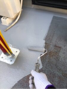 さいたま市岩槻区にてベランダ床面のトップコート塗布作業中