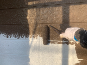 伊奈町にて外壁中塗りブラウン塗装