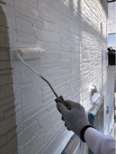 吉見町で外壁塗装工事の下塗り作業中