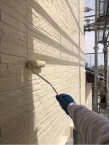 吉見町で外壁塗装工事の上塗り作業中