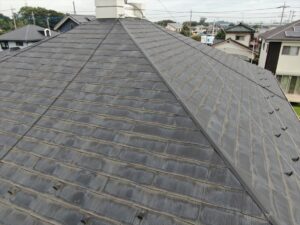 蓮田市にて現場調査で屋根の塗膜退色