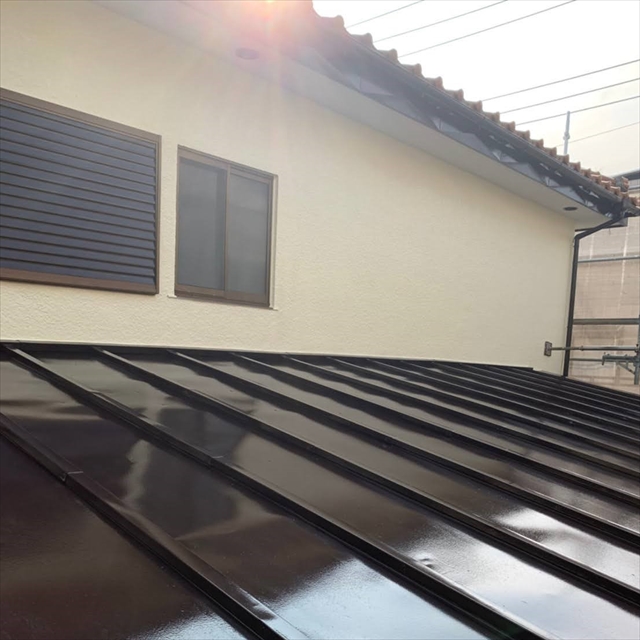 蓮田市にて下屋根塗装施工完了の写真