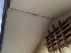 伊奈町で現地調査、軒天板の繋ぎ目に隙間