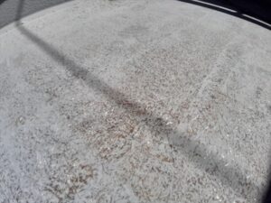 さいたま市岩槻区にて現地調査でベランダ床面トップコートの塗膜の剥がれが見られました