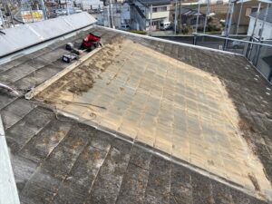 狭山市にて屋根温水器を撤去作業中の写真