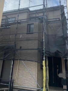 さいたま市西区にて屋根外壁塗装工事の前の足場設置作業完了