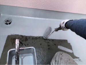 上尾市にてベランダ床面のトップコート塗装作業中
