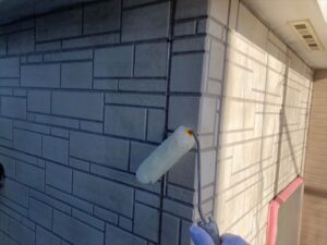 春日部市にて外壁の外壁のクリア塗装一回目