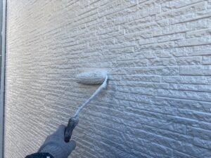 伊奈町で外壁の上塗り作業中(クールホワイト)