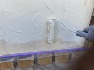 伊奈町で塀の下塗り作業中
