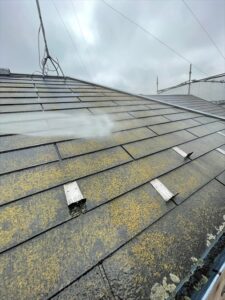 さいたま市西区にて屋根のバイオ高圧洗浄作業中の写真