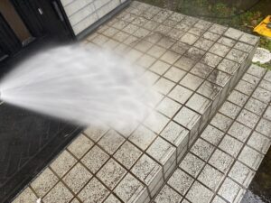 蓮田市にて玄関のバイオ高圧洗浄