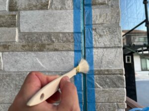 上尾市にて外壁のコーキングプライマー塗布