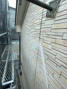 さいたま市西区にて外壁のバイオ高圧洗浄作業中の写真