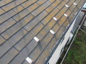 さいたま市西区にてスレート屋根の塗膜の退色と苔カビの発生