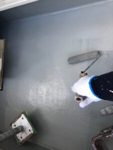 白岡市にてベランダの床防水塗装でトップコート塗布