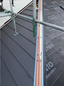 蓮田市にて屋根の棟の貫板設置