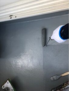 白岡市にてベランダの床防水塗装でプライマー塗布