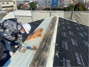 川口市にて屋根棟の解体撤去作業中の写真
