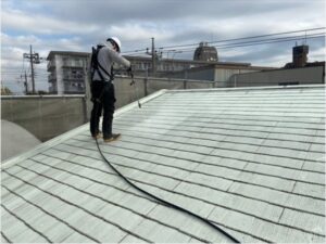 川口市にて屋根カバー工事前の高圧洗浄の写真
