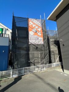 春日部市にて屋根カバー・外壁塗装工事前の足場設置