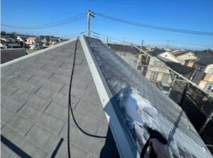 伊奈町で屋根のバイオ洗浄中の写真
