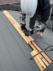 伊奈町にて屋根の貫板設置