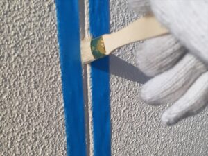 さいたま市見沼区にて外壁目地のコーキングプライマー塗布