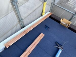 川口市にて屋根カバー工事、ケラバ下地木部の補修