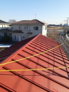 蓮田市にて納屋の屋根塗装に下塗りの錆止め塗布完了