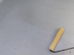 さいたま市見沼区にてベランダ床面のプライマー塗布作業中