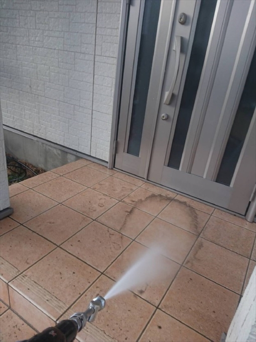 加須市にて玄関の高圧洗浄