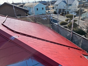 加須市にて屋根の中塗り
