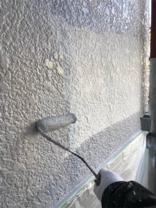 鴻巣市にて外壁の中塗り塗装