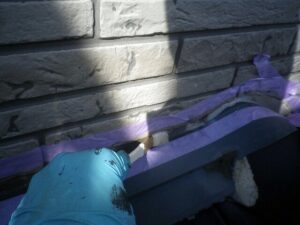 伊奈町にて下屋根取り合い部のシーリングプライマー塗布